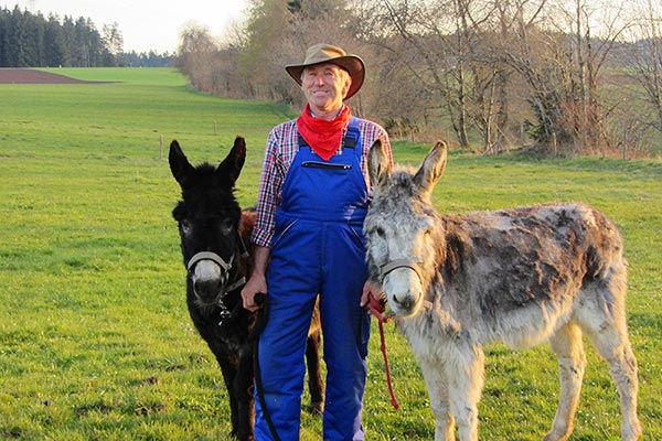 Seniorchef Bernhard Klausmann mit seinen Eseln