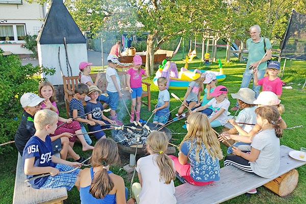 Stockbrot grillen am Lagerfeuer