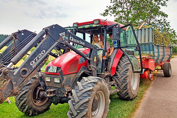 Fahrt auf dem Traktor mit dem Bauern